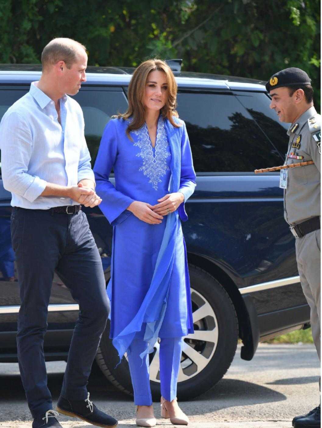 凯特王妃真有“女王”范，大波浪卷发搭配蓝色长外套，气场全开