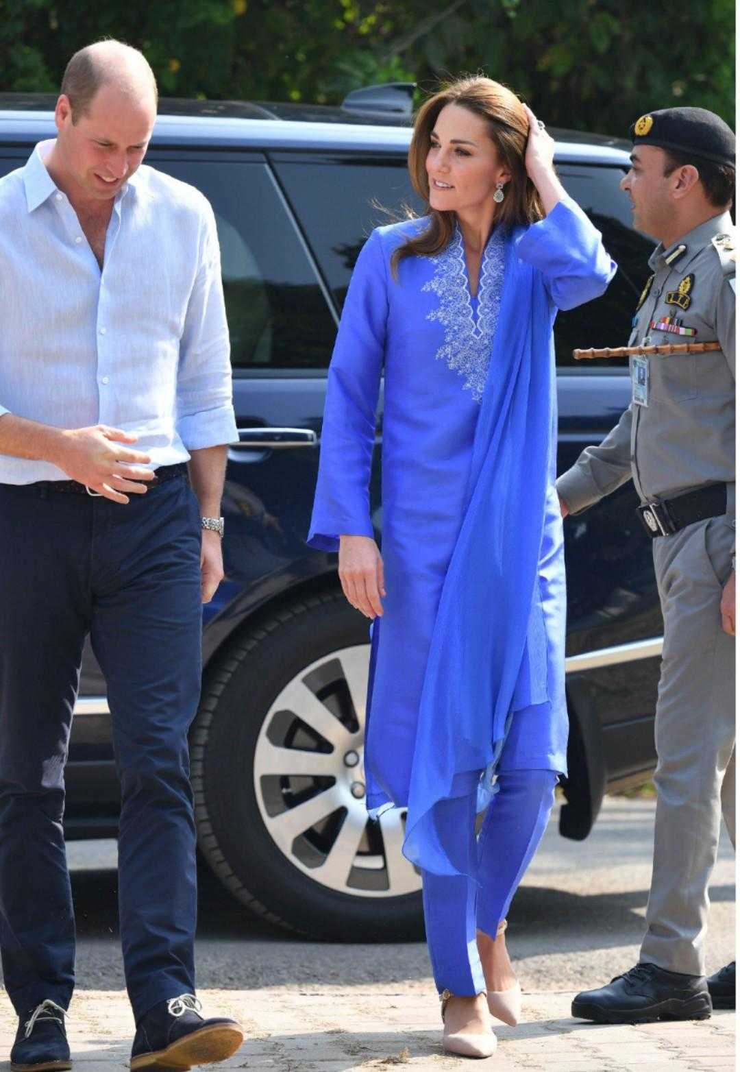凯特王妃真有“女王”范，大波浪卷发搭配蓝色长外套，气场全开