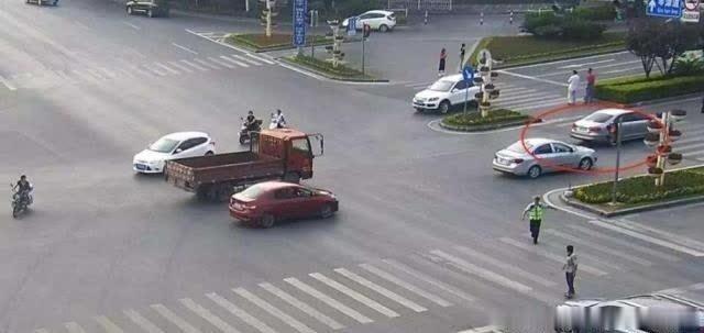 「方方今天补尾款了吗」红灯一直没变，等20分钟只能闯红灯，算不算违章交警回答三个字