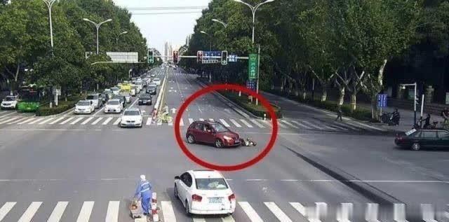 「方方今天补尾款了吗」红灯一直没变，等20分钟只能闯红灯，算不算违章交警回答三个字