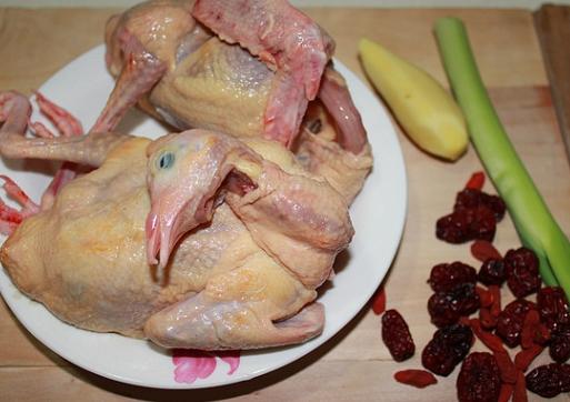 乳鸽不要烤着吃，用来炖汤营养丰富，人人喜欢