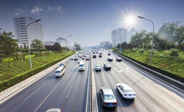 「车家号」这几种''右侧超车''不违规！交警：大胆做 不罚钱不扣分