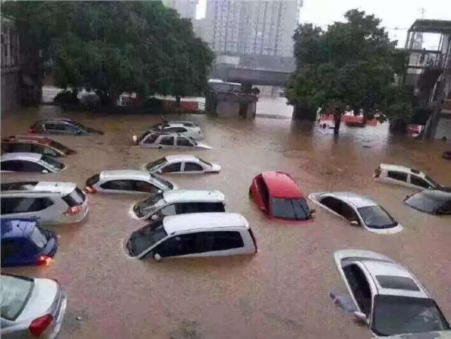 新能源电动车知识：停车场被淹，车主为啥看着车子被泡却不挪车？老司机：谁挪谁傻
