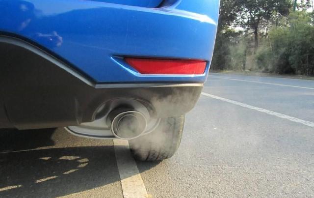 「油中感谢」天凉了，你爱车的排气管有没有滴水和冒白烟？