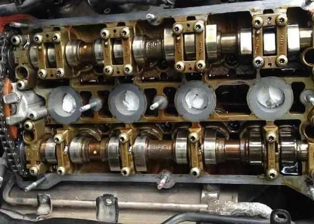 #汽车观视界#汽车为什么会烧机油？烧机油后该怎么办