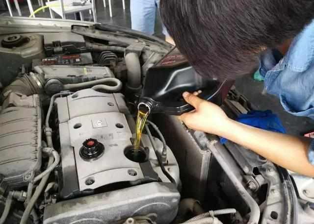 #汽车观视界#汽车为什么会烧机油？烧机油后该怎么办