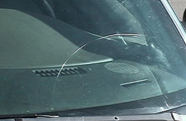 「汽车知讯」如何从汽车挡风玻璃上清除深度划痕