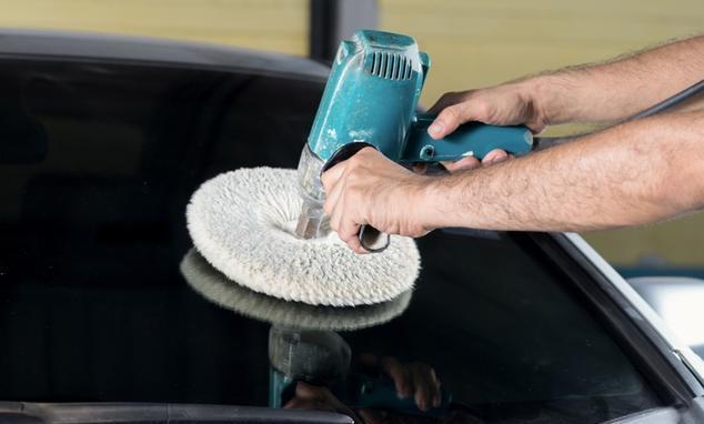 「汽车知讯」如何从汽车挡风玻璃上清除深度划痕