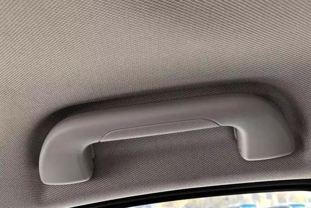 [汽车绿色行]汽车内顶棚脏了怎么办？去什么美容店，教你这样做省钱还干净