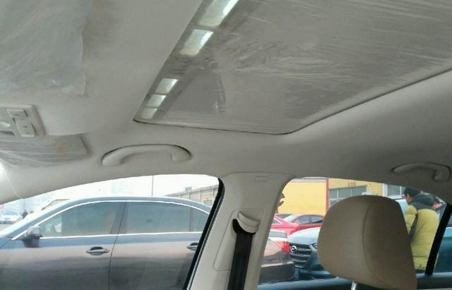 [汽车绿色行]汽车内顶棚脏了怎么办？去什么美容店，教你这样做省钱还干净
