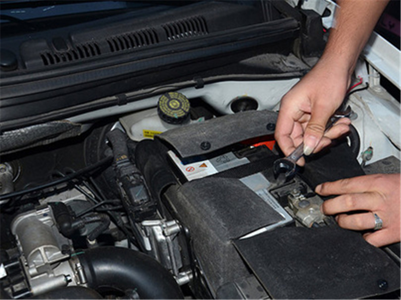 「小艾v汽车」废弃车不着急回收，这3个零件记得留下，变废为宝还能赚一笔钱！