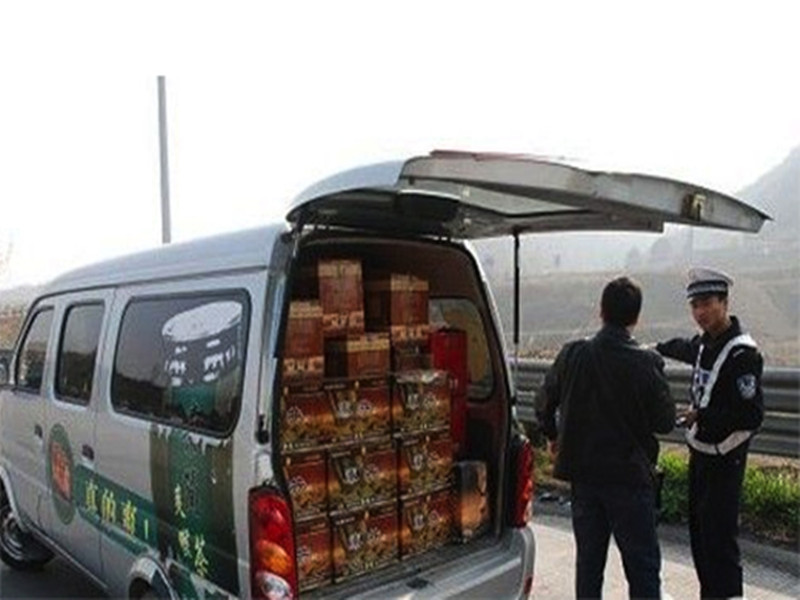 #论点说车#面包车拉人拉货都被扣分罚款？交警：不按规定来，罚的就是你！