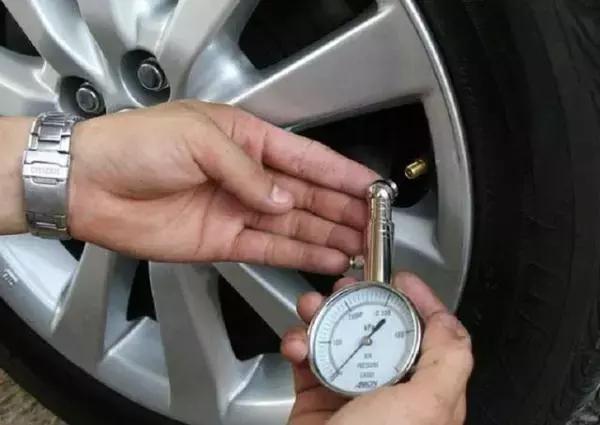 [车聚焦]汽车轮胎扎钉别急着叫拖车，老司机教你两招小技巧，省时省力