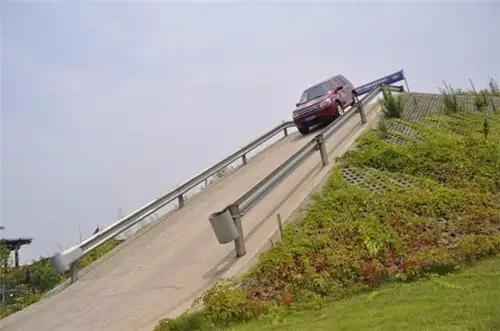 炫车志@陡坡缓降是什么？开启之后还用踩刹车吗？