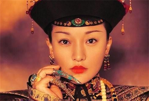 清朝妃嫔，手上戴的那根长长的物件叫什么？地位越高戴得越多吗？