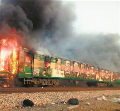 巴列车起火 至少71人死亡