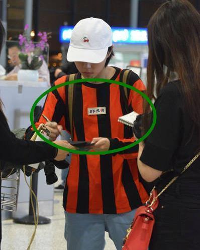王菲女儿窦靖童现身机场，被粉丝追着签名！胸前的标志引起争议！