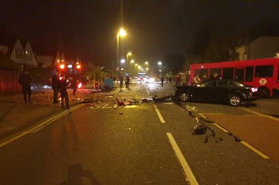 伦敦两辆公交车与汽车夜间相撞 1死多伤(图)