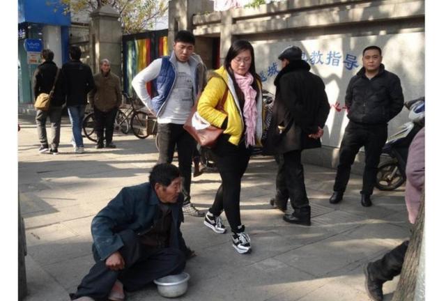 原来是笑笑叔@深思:现实乞讨和网络乞讨为什么差之千里