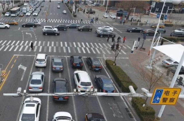 [大汽车只a]左转红灯，到底能不能掉头？交警告诉你正确行驶方法