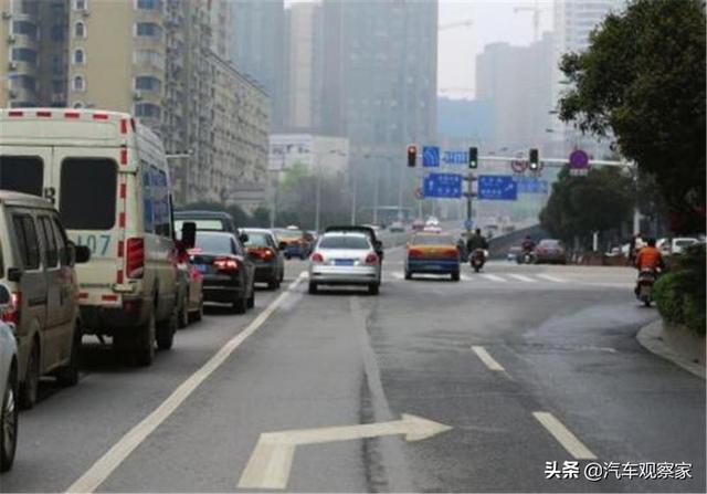 [全民皆车知i识库]在右转车道直行是否会被判定违章呢？