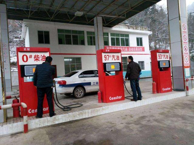 「香蕉说汽车1」私营油站的油价便宜，为什么还免费洗车？离职加油工这样说