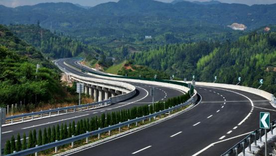 「小彭666汽车」老司机高速开车为啥“事故率低”？看他们的开车习惯就知道