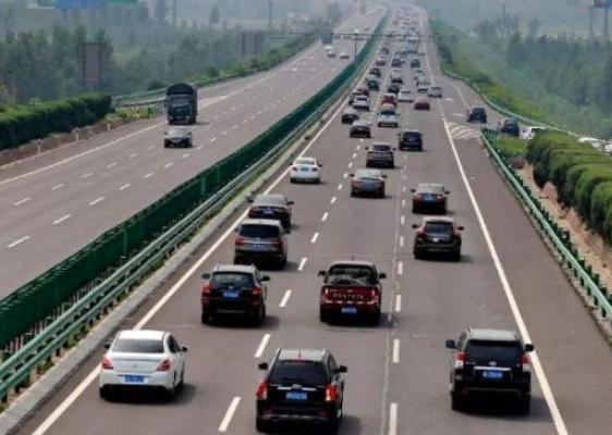 【香蕉说汽车1】高速公路上，为何有的车在超车道上还打左转向？只有老司机才知道