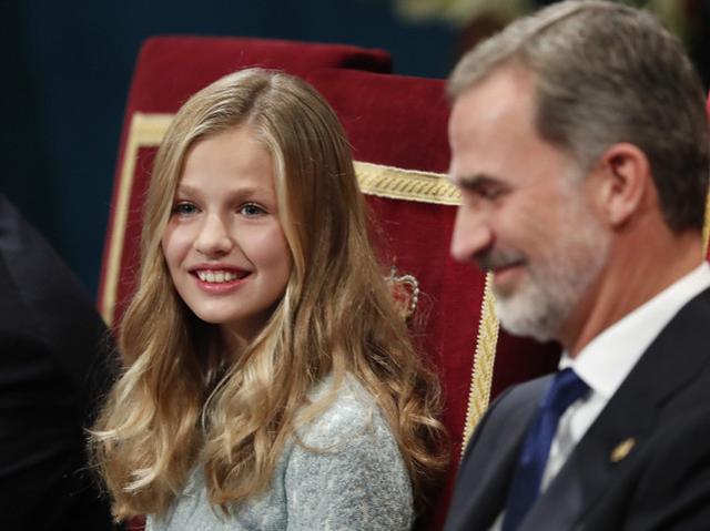 西班牙长公主14岁！从肉肉萌娃到空灵美少女，她注定属于国家