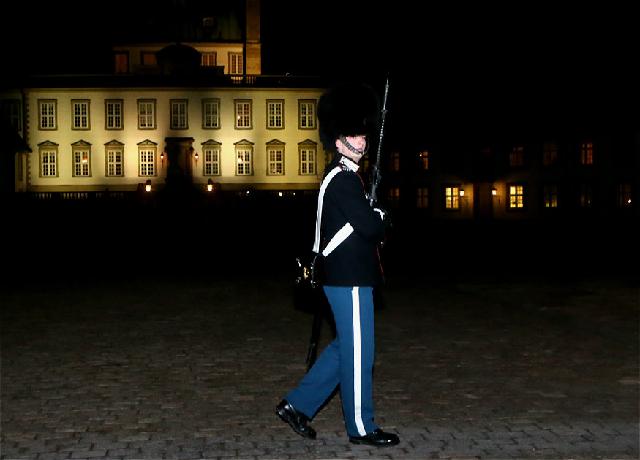丹麦女王在弗雷登斯堡城堡举行和平市民音乐会和晚宴