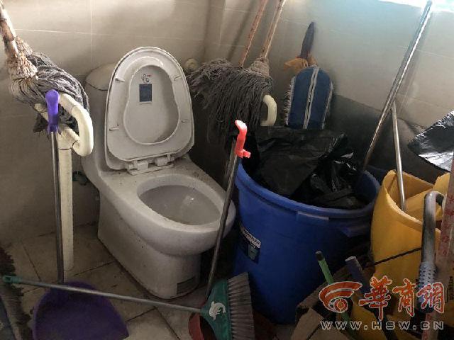 残疾人专用厕所成杂物间 工作人员回复称会尽快处理