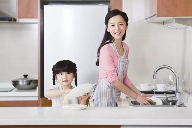 佳妤妈妈：全职妈妈真的是与社会脱节？其实不是，全职妈妈的好处你知道吗