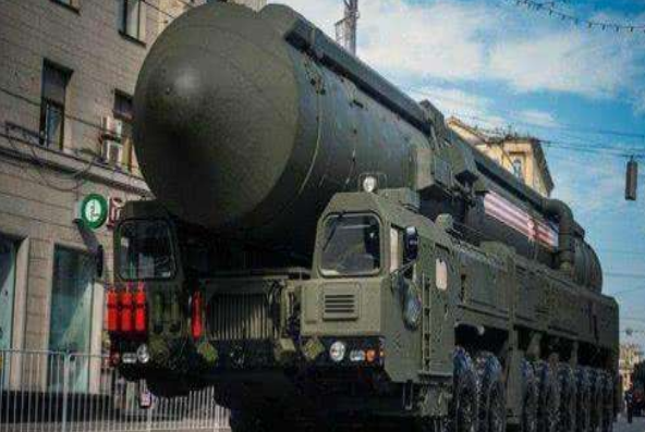 美军战轰前脚刚走，俄罗斯竖起最强核导弹，“撒旦”降临