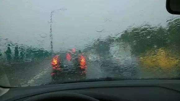 车家号@高速行驶途中突然下暴雨怎么办？不要慌，老司机教你几招保命秘诀