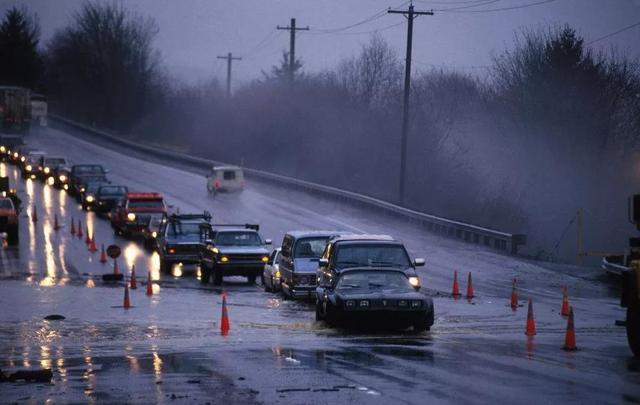 车家号@高速行驶途中突然下暴雨怎么办？不要慌，老司机教你几招保命秘诀