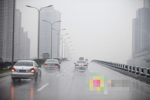车家号@高速行驶途中突然下暴雨怎么办？不要慌，老司机教你几招保命秘诀