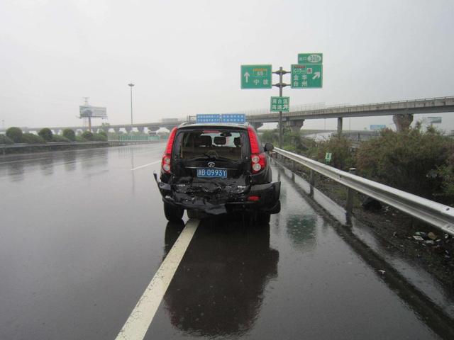 车家号@高速行驶途中突然下暴雨怎么办？不要慌，老司机教你几招保命秘诀