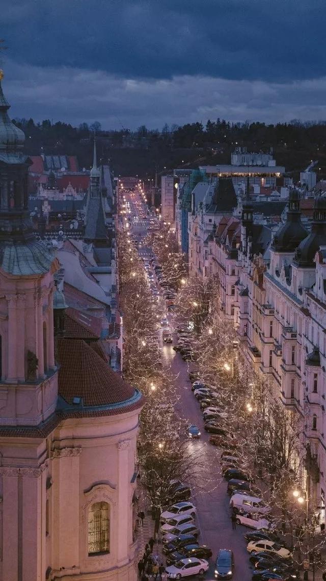 #捡书先生#“有些还未重逢的人，我很早就在心底备下了你好”