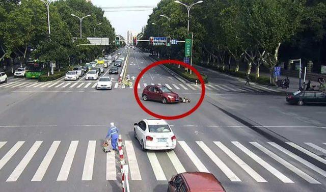 「蛋蛋懂车」开车撞人后第一个电话打给谁？要是打错，吃再大亏都得自己扛