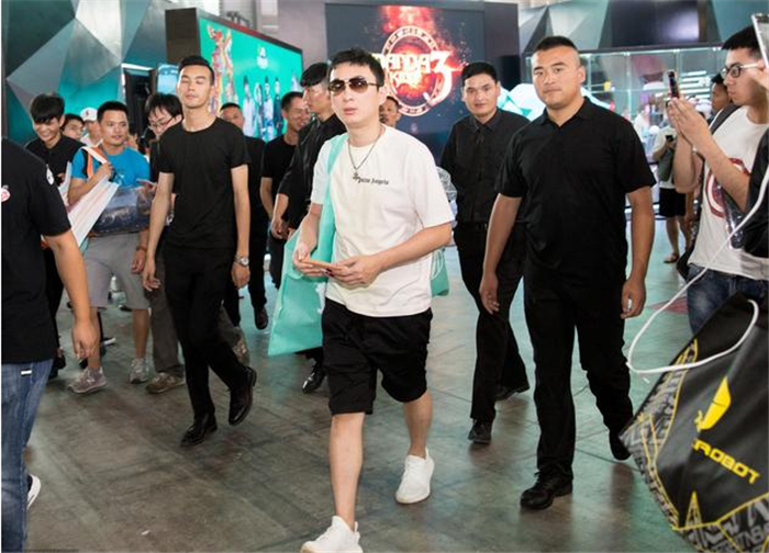 「天下快谈」王思聪司机，天天不是开宾利就是劳斯莱斯，每月能拿到多少工资？