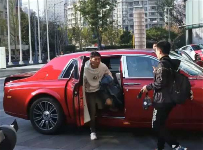 「天下快谈」王思聪司机，天天不是开宾利就是劳斯莱斯，每月能拿到多少工资？