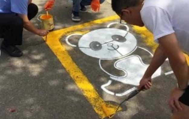 杠车@不懂“熊猫车位”啥意思？交警：停错全家驾照不够扣，悠着点