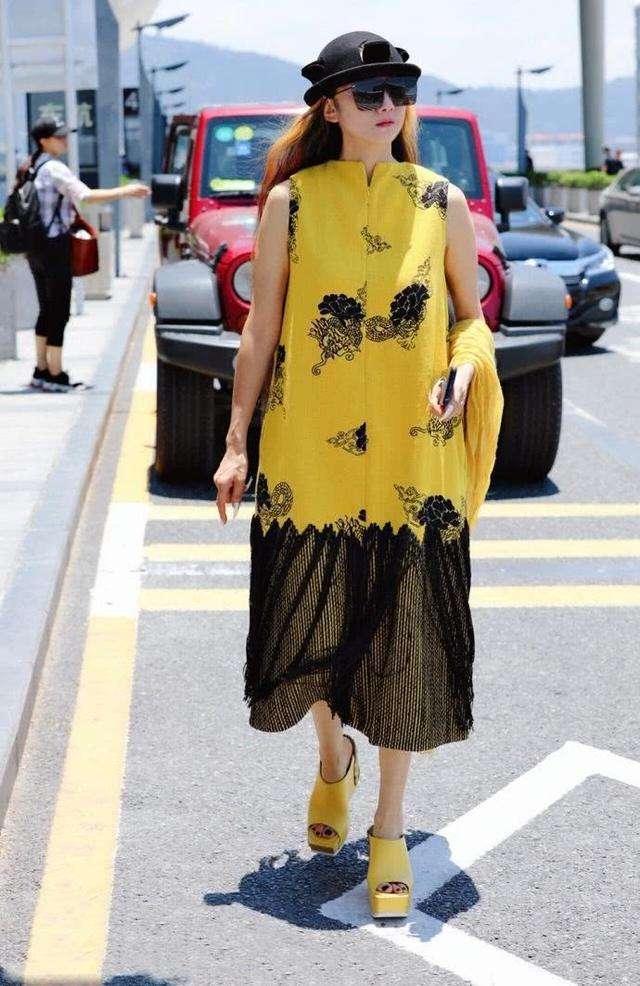60多岁杨丽萍，干瘪身材又驼背，染黄发赶潮流！