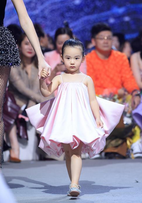 董璇高云翔女儿近照曝光，3岁成时尚童模，走秀面无表情国际范