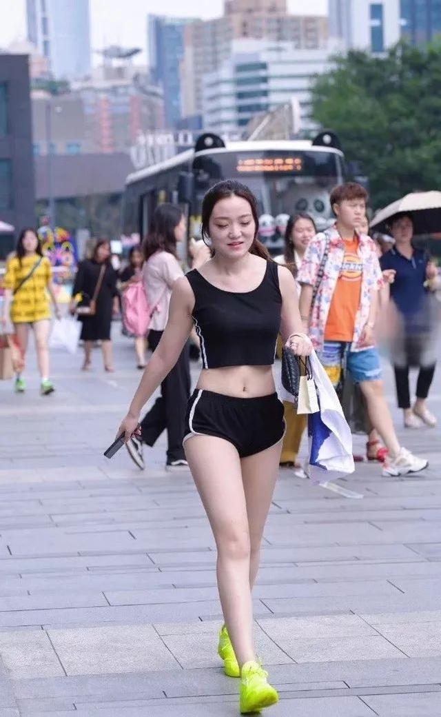 办公室轻养生@街拍，微胖的女人也很美，健身女教练黑色吊带运动衣