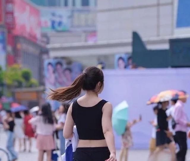 办公室轻养生@街拍，微胖的女人也很美，健身女教练黑色吊带运动衣