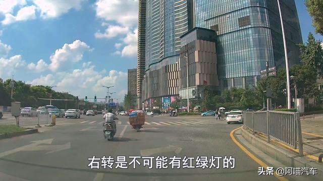 「阿喵汽车」道路右转被扣6分，外地开车几个细节要注意，已有不少司机中招