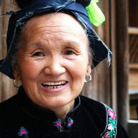 「小安汽车说」心理测试：下面哪个老太太在假笑？测你的看人眼光准不准