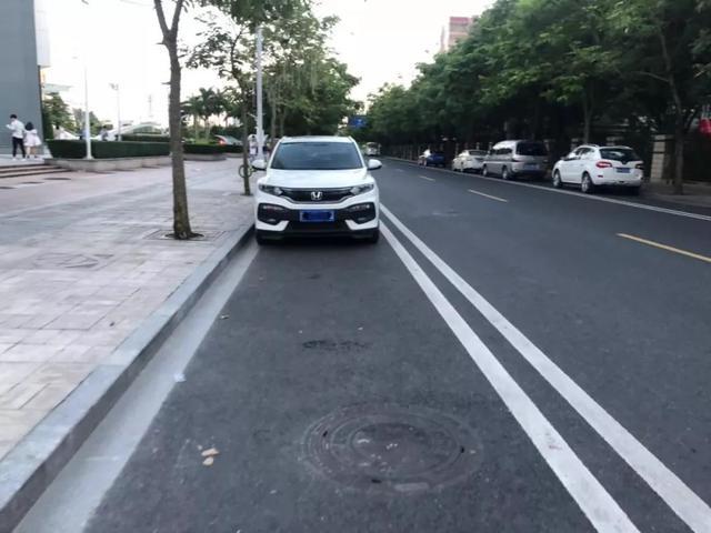 「有车以后」路边停车千万注意，一不小心就罚款+扣分