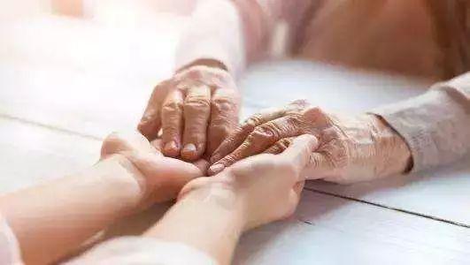 「光明网」夜读｜如果有一天，最亲的人忘了你